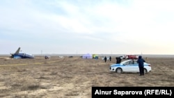 Полицейские на месте крушения самолета Azerbaijan Airlines. Мангистауская область. 27 декабря 2024 года