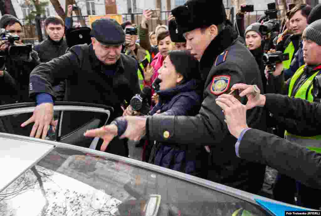 Полиция активист Жанболот Мамайдын аялы Инга Мамайды да кармап кетти. 
