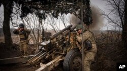 Українські військові ведуть вогонь з гаубиці М101 по російських позиціях на передовій поблизу Авдіївки, 22 березня 2024 року
