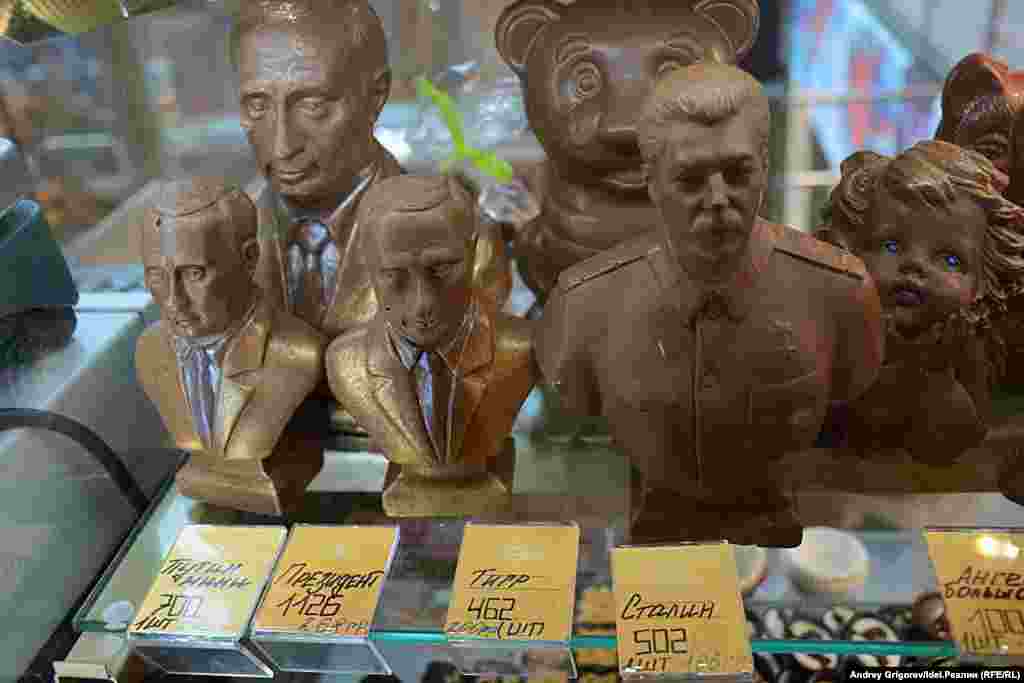 ТРЦ "Тандем". Здесь выставлены на продажу шоколадные бюстики Иосифа Сталина и Владимира Путина. Бюстики Путина мельче, но стоят дороже. В Сталина шоколада почему-то не докладывают. 