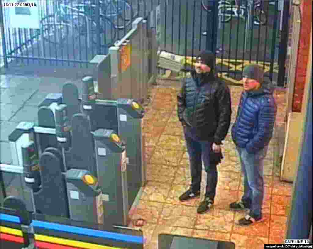Подозреваемые на железнодорожной станции в Солсбери в ожидании поезда назад в Лондон. Кадр с камеры слежения. Суббота, 3 марта, 16:11. 