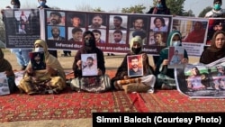 د پاکستان په سرښار اسلام اباد کې د ورکو بلوڅانو خپلوان د هغوی د خوشې کولو لپاره احتجاج کوي ــ انځور له ارشيفه 