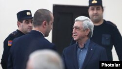 Armenia - Former President Serzh Sarkisian talks to his lawyer during his trial in Yerevan, February 25, 2020.