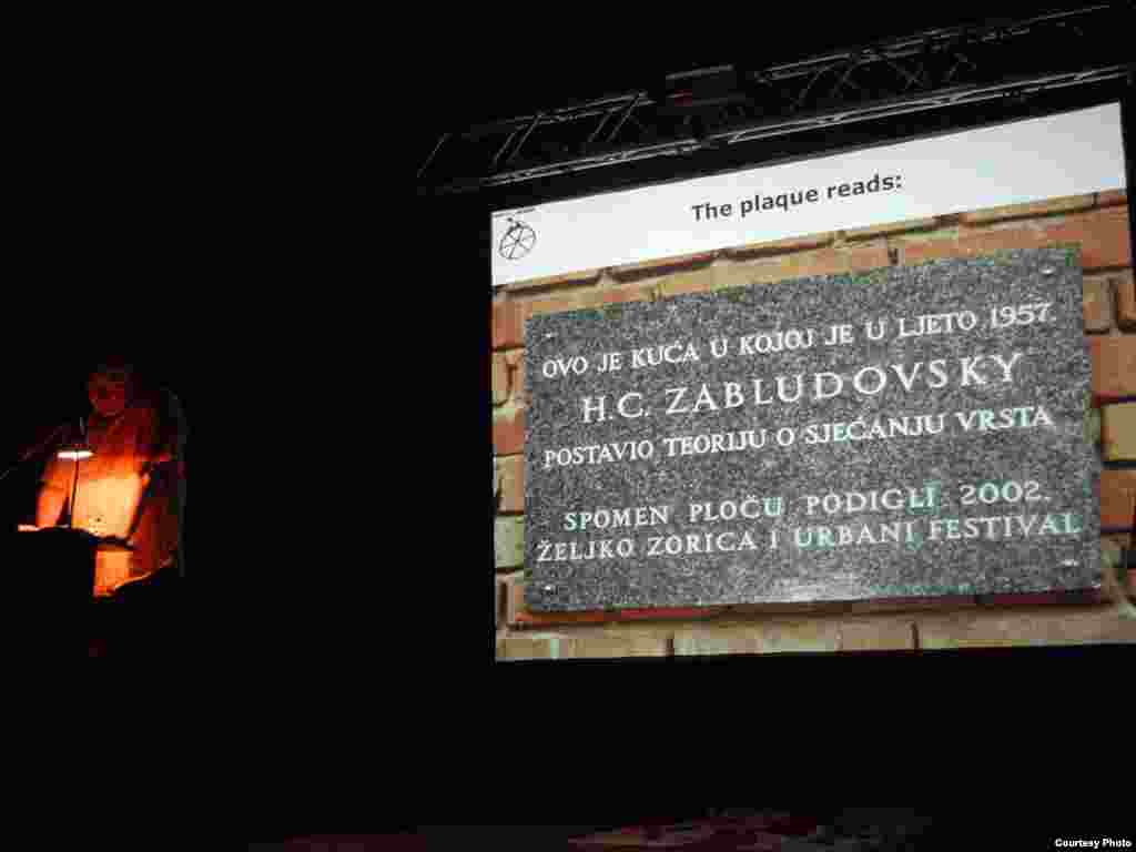 ¨Digitalizacija spomeničke baštine i njena komercijalna eksploatacija¨, Željko Zorica, Noć performansa, 26.11.2011. Foto: Stanislav Milojković