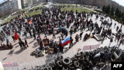 Орусиячыл активисттер Донецк облустук коопсуздук кызматынын жанында орнотулган баррикадада. 7-апрель, 2014-жыл. 