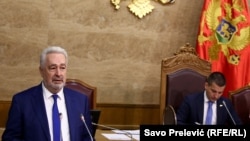 Vladu Zdravka Krivokapića (na fotografiji lijevo, jul 2021.) formirali su prosrpski Demokratski front, Demokrate i URA. Predsjednik Skupštine Aleksa Bečić (desno) je lider vladajućih Demokrata, koji se protive smjeni aktuelne i formiranju manjinske Vlade.