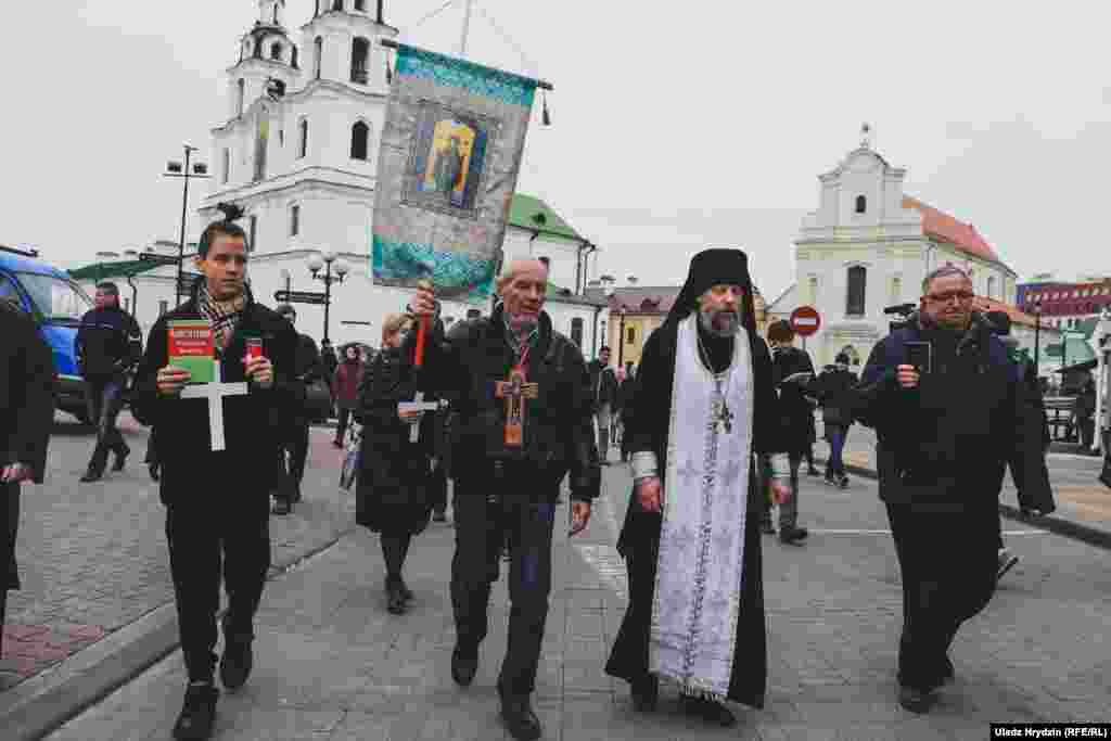 Малітву распачаў айцец Вікенцій — іераманах Беларускай аўтакефальнай праваслаўнай царквы, не прызнанай уладамі і памеснымі праваслаўнымі цэрквамі