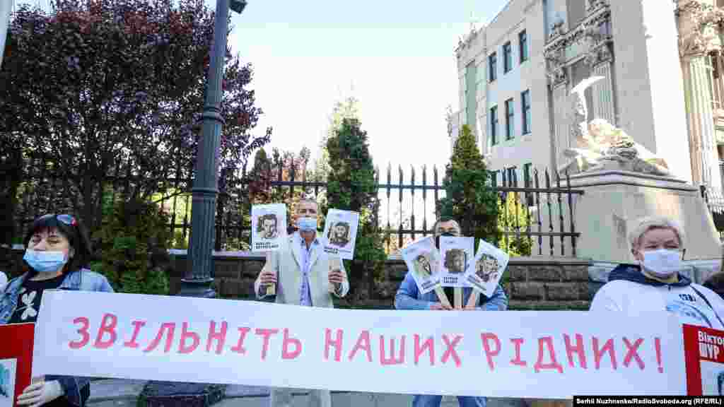 Севастопольця Руслана Зейтуллаєва російські силовики заарештували взимку 2015 року. Рік по тому Північно-Кавказький окружний військовий суд у Ростові-на-Дону назвав його організатором севастопольського осередку забороненої в Росії організації «Хізб ут-Тахрір» і засудив до семи років позбавлення волі. У 2017 році російський суд двічі переглядав вирок Зейтуллаєву. І якщо спочатку покарання севастопольцеві збільшили до 12 років, то згодом додали до нього ще три роки. Марлена Асанова затримали в жовтні 2017 року. Він фігурує в другій бахчисарайській «справі «Хізб ут-Тахрір». Суд в Ростові-на-Дону розглядає цю справу по суті з листопада 2019 року. Захист Асанова та інших кримчан, яких притягнуто до відповідальності нібито за участь у забороненій на території Росії ісламської організації, наголошує, що переслідування базується на релігійних мотивах 