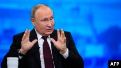 Владимир Путин отговаря на въпроси на граждани и журналисти чрез видеовръзка от Москва