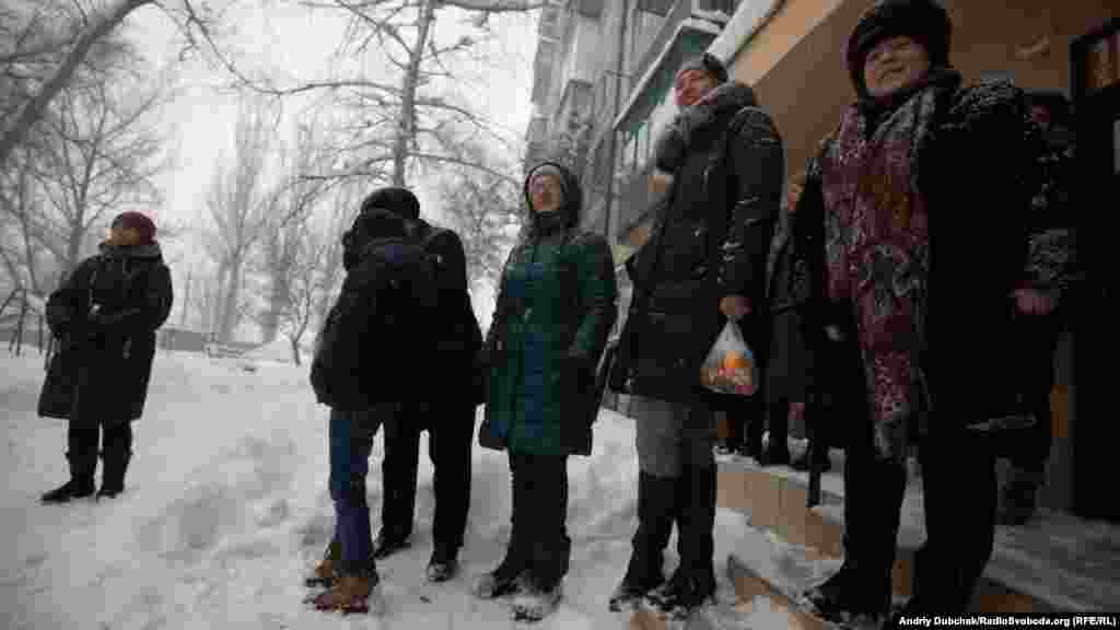 Слухачі одного з виступів біля під'їзду авдіївської «хрущовки»