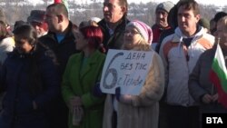 Протестът на хората в Ловеч заради липсата на електричество от 25 декември насам.