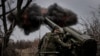 Військовослужбовець 24-ї механізованої бригади імені короля Данила веде вогонь із самохідної гаубиці 2с5 «Гіацинт-с» по російських військах поблизу міста Часів Яр Донецької області, Україна, 18 листопада 2024 року