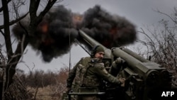 Військовослужбовець 24-ї ОМБр імені короля Данила веде вогонь із самохідної гаубиці 2С5 «Гіацинт-С» по російських військах поблизу Часового Яру, 18 листопада 2024 року
