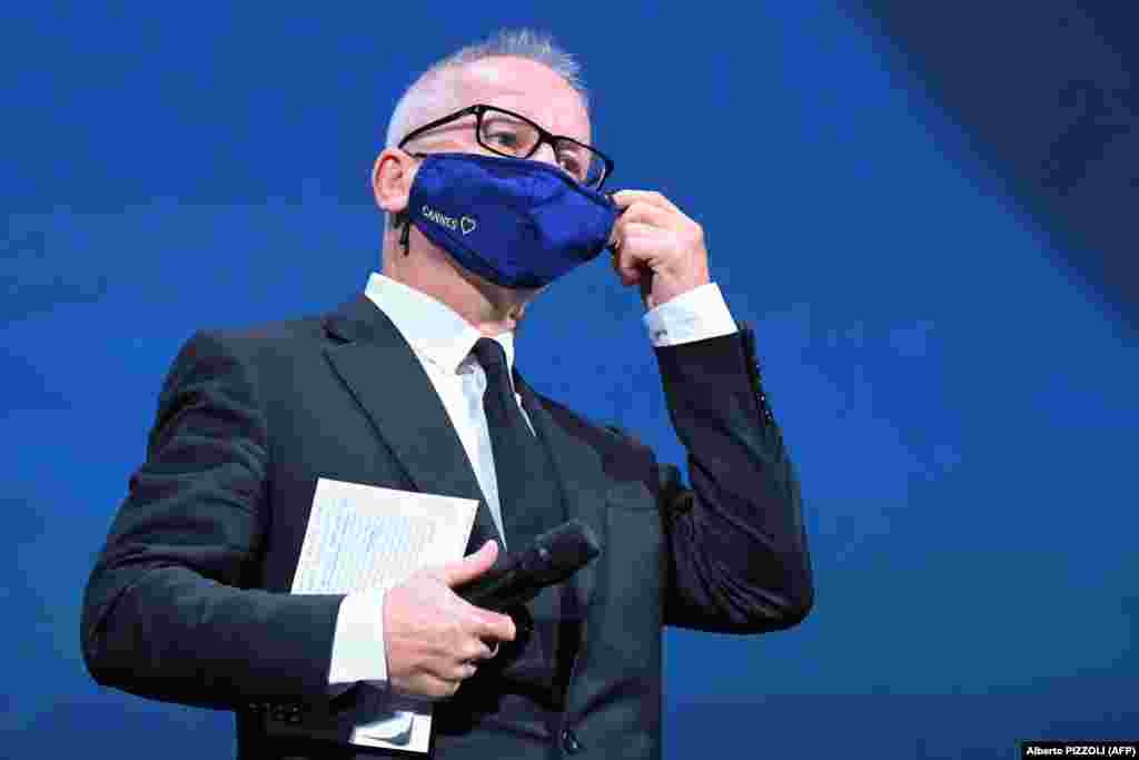 Direktor Canskog filmskog festivala Thierry Fremaux skida masku kako bi održao govor na ceremoniji otvaranja, 2. septembar, 2020. 