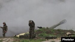 Nagorno-Karabakh - Karabakh Armenian troops fire rounds from a howitzer in the Martakert district, 3Apr2016.