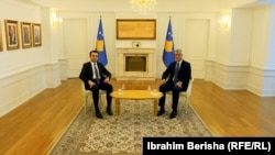 Premijer na dužnosti Aljbin Kurti i predsednik Kosova Hašim Tači, prilikom susreta u Prištini, 30. marta 2020.
