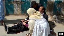 Pakistan -- A doctor treats an injured lawyer at the scene of a bomb blast in restive Quetta, August 8, 2016