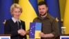 Опитувальник є основою для прийдешнього висновку Єврокомісії щодо заявки України на вступ до ЄС. На фото президент Єврокомісії Урсула фон дер Ляєн в момент передачі президенту України Володимиру Зеленському цього опитувальника. Київ, 8 квітня 2022 року