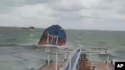 Kadar s video snimka koji je objavilo rusko Južno transportno tužilaštvo prikazuje tanker Volgonjeft-212 koji je potonuo posle oluje u Kerčkom moreuzu 15. decembra 2024.