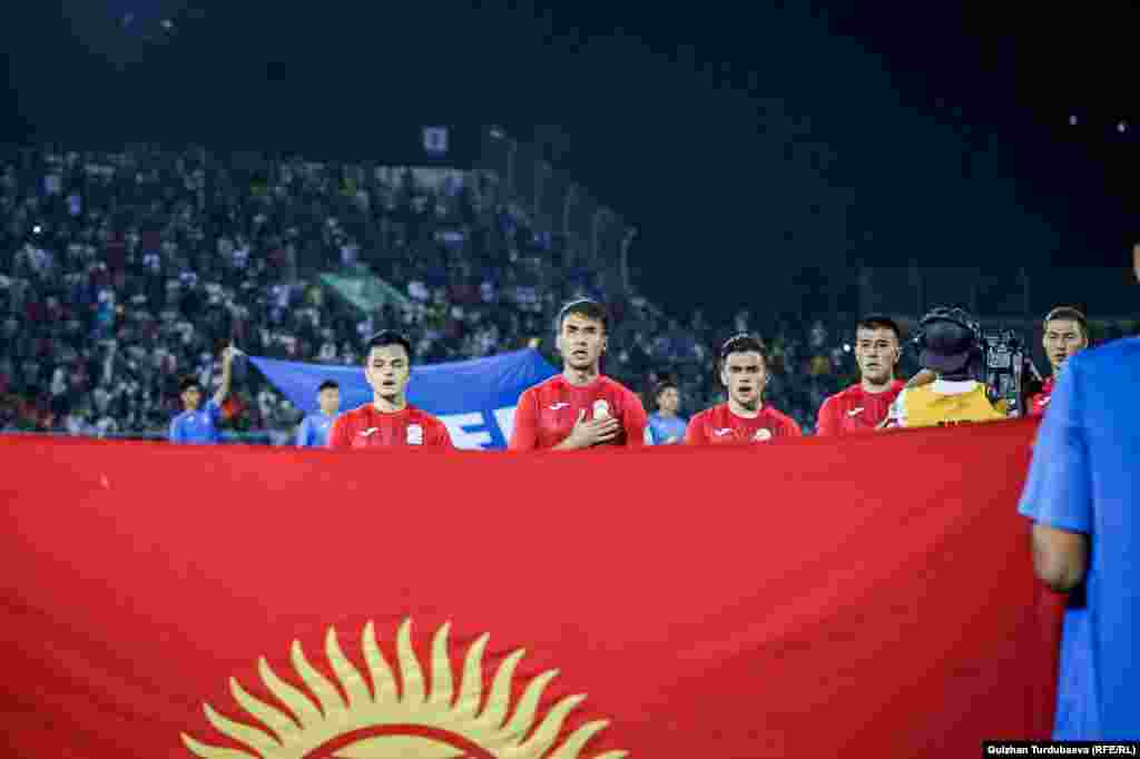 Кыргызстандын гимни жаңырып жаткан учур. 