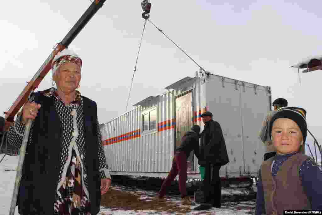 В селе Чайчы в палатках живут более 50 семей. Остальные 110 семей расселены в 60 мобильных домов, изготовленных из контейнеров.