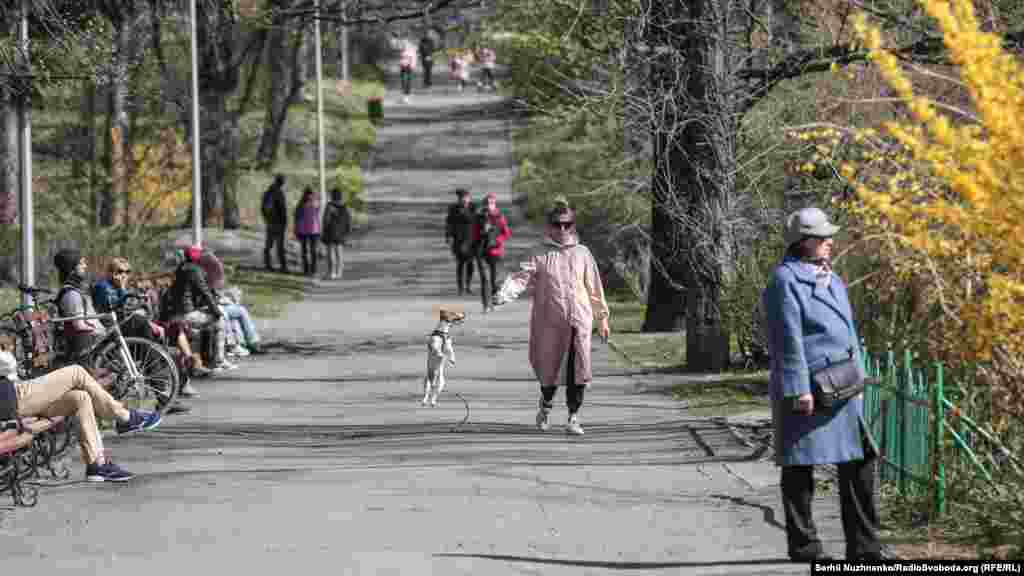 Як от, до прикладу, в суботу, 5 квітня, люди відпочивають у «Ботанічному саду» біля метро «Університет»