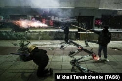 Активісти пускають феєрверки в спецпризначенців біля грузинського парламенту 7 грудня 2024 року