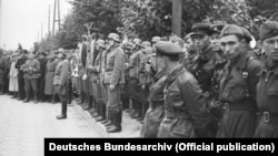 Спільний парад Вермахту і Червоної армії у Бресті 22 вересня 1939 року після вторгнення на територію Польщі військ Німеччини та СРСР. На трибуні (зліва направо): генерал-лейтенант Моріц фон Вікторин, генерал танкових військ Гейнц Гудеріан і комбриг Семен Кривошеїн