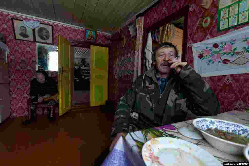 Марфа жыве з сынам Віктарам. Ён тут і працуе — зьбірае смалу