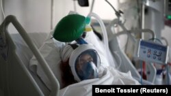 Izolarea unui pacient în spital sau a unui suspect de infecție în carantină se va putea face doar printr-un act administrativ dat de un medic, care poate fi atacat în instanță de pacient.