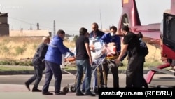 Փրկարարները Շուշիում վիրավորված ռուս լրագրողին ուղղաթիռով տեղափոխում են Երևան, 9-ը հոկտեմբերի, 2020