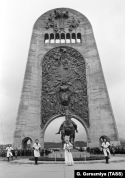 Відкриття «Монумента слави» в Кутаїсі в 1981 році з мускулистим воїном на коні