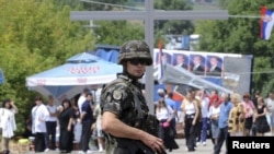 Vojnik Kfora ispred barikada koje su postavili Srbi u selu Rudare kod Zvečana, 5. avgust 2011