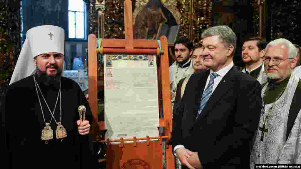 П'ятий президент України Петро Порошенко і глава Православної церкви України (ПЦУ) митрополит Епіфаній під час представлення в Софійському соборі томосу про автокефалію. Київ, 7 січня 2019 року