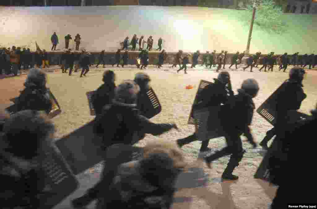 Полиция өкмөт үйүнүн алдында митингчилерди кубалап таратууда. 