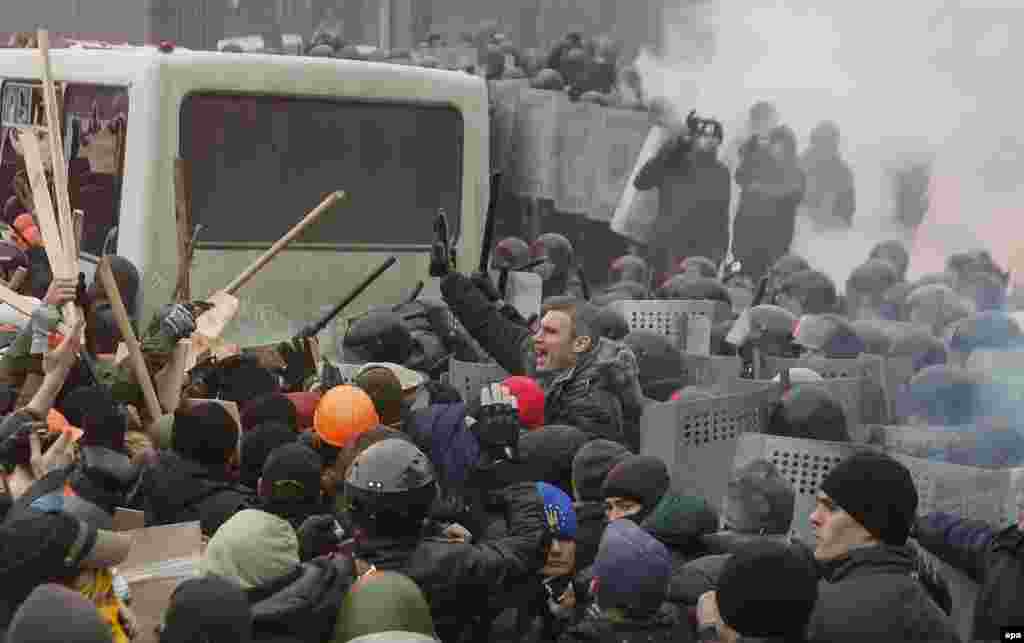Vitalij Kličko pokušava da zaustavi nerede, EPA/Sergey Dolzhenko