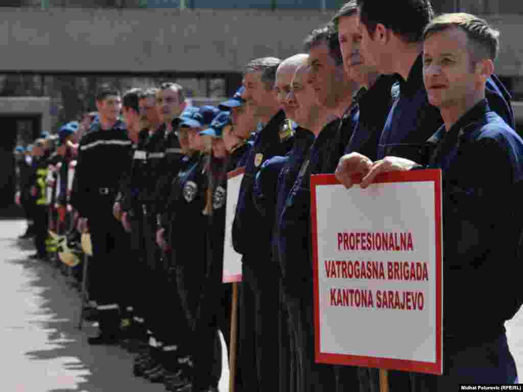 Postrojavanje Vatrogasne brigade, Foto: Midhat Poturović