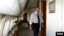 Путін на борту одного з його президентських літаків. Згідно з доповіддю, він має у своєму розпорядженні 43 літаки