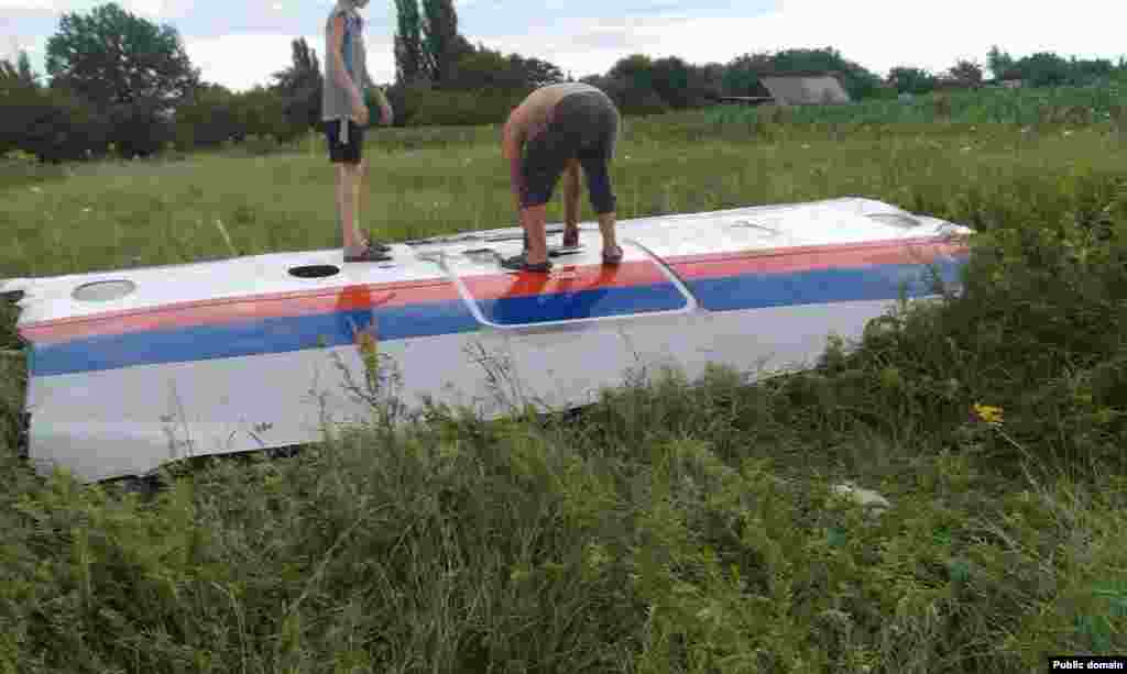 Уламки «Боїнгу-777» (фотографії місцевих жителів)