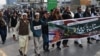 Activiști și tineri din organizația Muslim Talba Mahaz (MTM) țin un banner și strigă sloganuri în timpul unui protest față de atacul aerian iranian împotriva țării lor, la Islamabad, Pakistan, 18 ianuarie 2024.