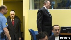 Mićo Stanišić i Stojan Šupljanin ulaze u sudnicu Haškog tribunala, 27. ožujak 2013.