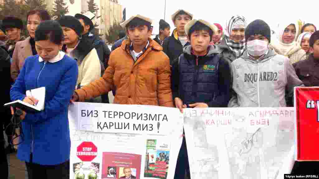 Райондук билим берүү башкармалыгынын демилгеси менен окуучу балдардын дээрлик баарына калпак кийгизилген.