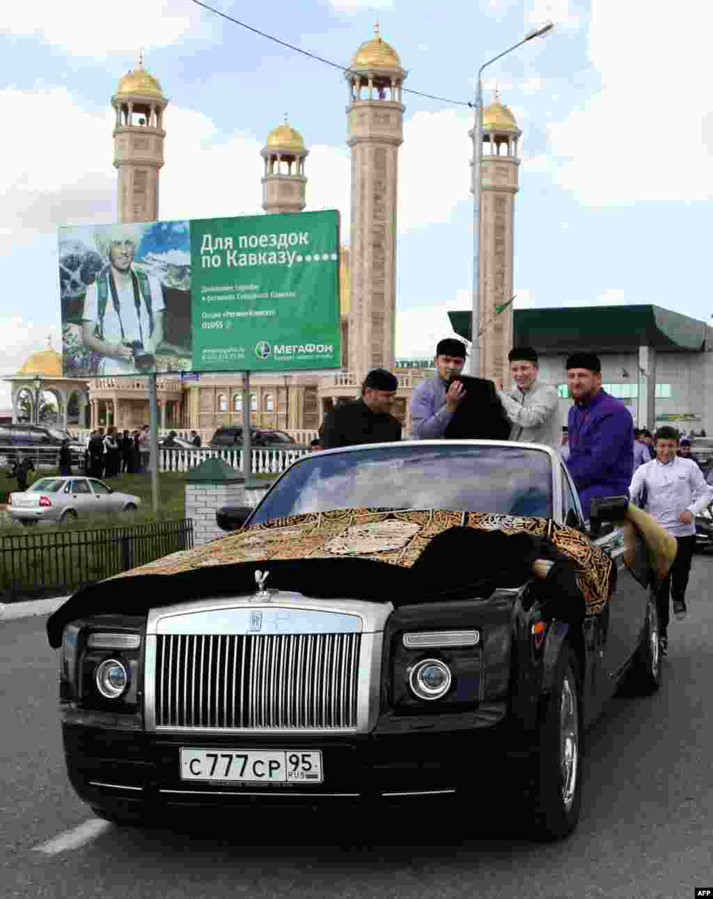 Keçən il Kdyrov paytaxt Qroznıda Rolls-Royce Cabriolet maşınında gəzir.