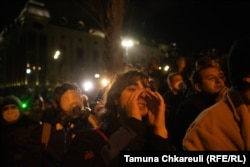 Протестиращи пред сградата на грузинския парламент в центъра на Тбилиси на 28 ноември.