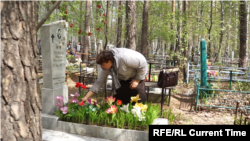 O femeie din Ekaterinburg vizitează mormântul răposatului ei soț, care a fost unul dintre zecile de locuitori ai orașului, cunoscut atunci sub numele de Sverdlovsk, care au murit în epidemia de antrax din 1979.