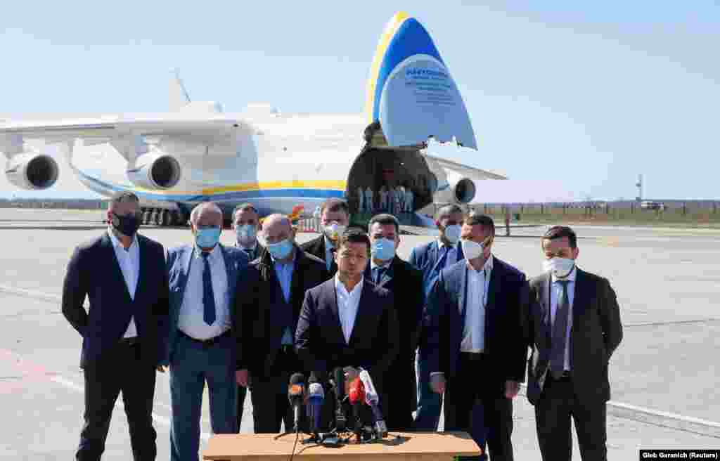 «Наша «Мрія» привезла в Україну 12 мільйонів масок – як для лікарень, так і для аптечних мереж. Також привезли близько 260 тисяч захисних окулярів для наших медиків і понад 100 тисяч захисних костюмів п'ятого рівня захисту», – сказав президент України Володимир Зеленський 