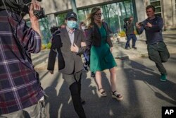 17 aprilie: Lu Jianwang părăsește tribunalul din Brooklyn după ce a fost acuzat că a condus la New York o secție de poliție clandestină în numele guvernului chinez.