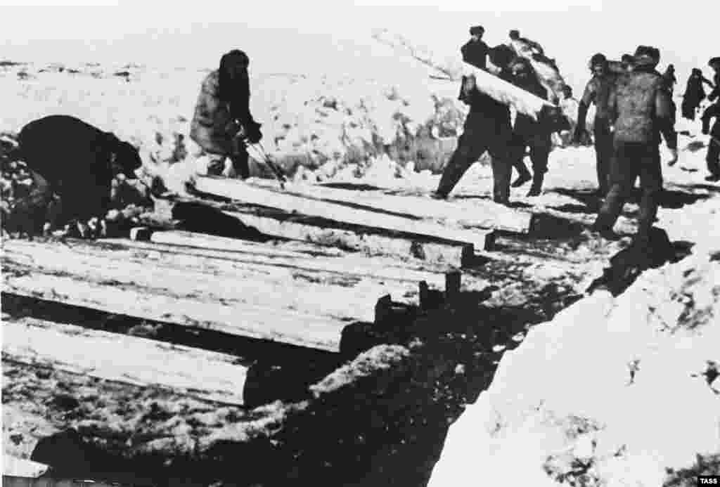 Şimali Pexora Dəmir yolunda çalışan fəhlələr.