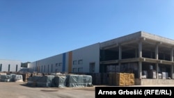 Na mjestu gdje je trebala biti fabrika sokova, trenutno je skladište za ogrjevno drvo i pelet koje koristi lokalno preduzeće „Euro Stil“