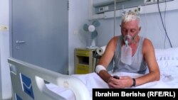 Fazli Jashari, pacient confirmat cu COVID-19, la o clinică din Pristina, Kosovo, 19 august 2021.